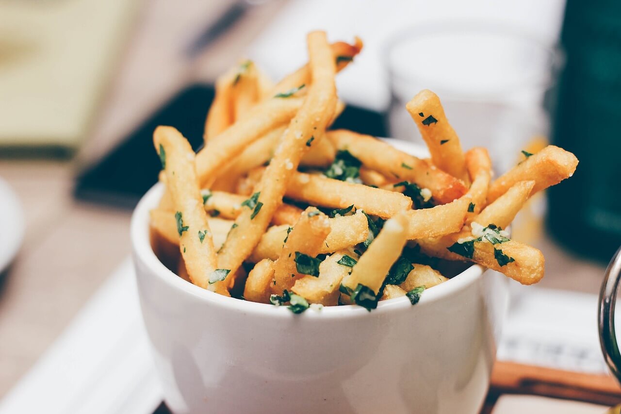 Comment faire des frites sans friteuse, simplement avec une casserole
